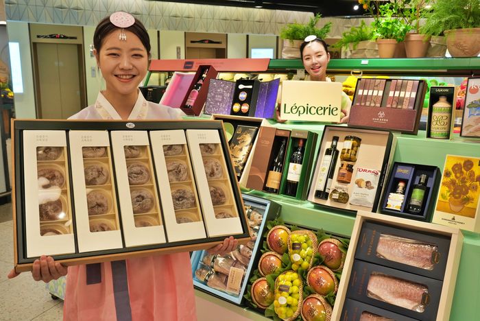 서울시 송파구 잠실동에 위치한 롯데백화점 잠실점 지하 1층 식품관에서 모델들이 2026 설 선물세트를 홍보하고 있다.ⓒ롯데백화점