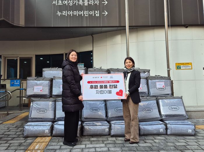 시프트업이 14일 지역사회 취약계층을 돕기 위해 500만원 상당의 이불을 전달하며 이웃 나눔 활동에 참여했다. 박주민 시프트업 피플실 실장(왼쪽부터)과 이수정 서초4동 동장이 나눔 활동 이후 기념사진을 촬영하고 있다.ⓒ시프트업