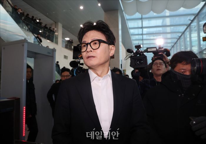 한동훈 국민의힘 전 당대표가 지난 14일 오후 서울 여의도 국회 소통관 기자회견장에서 국민의힘 중앙당 윤리위원회의 제명 처분과 관련해 입장을 밝힌 뒤 기자회견장을 떠나고 있다.ⓒ데일리안 홍금표 기자