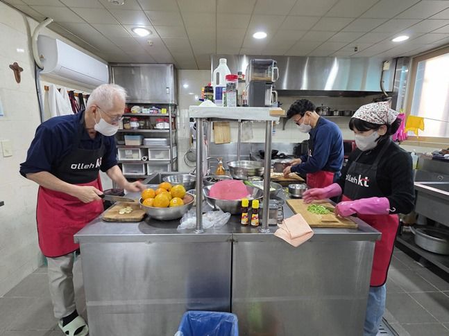 식사 재료를 준비하는 봉사자들 ⓒ
