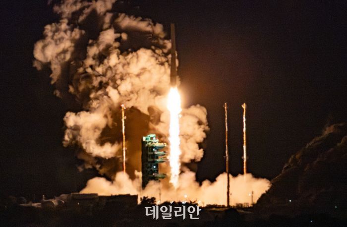 한국형 발사체 누리호가 지난해 11월 27일 새벽 전남 고흥군 나로우주센터에서 발사되고 있다.ⓒ뉴시스