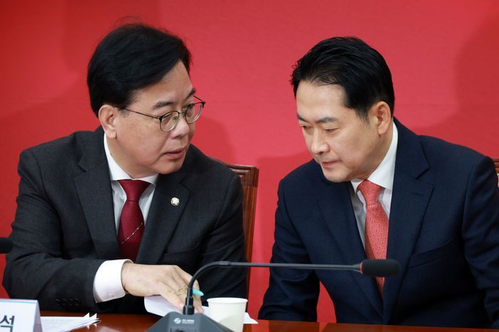 장동혁 국민의힘 대표와 송언석 원내대표가 12일 국회에서 열린 최고위원회의에서 대화하고 있다. ⓒ뉴시스