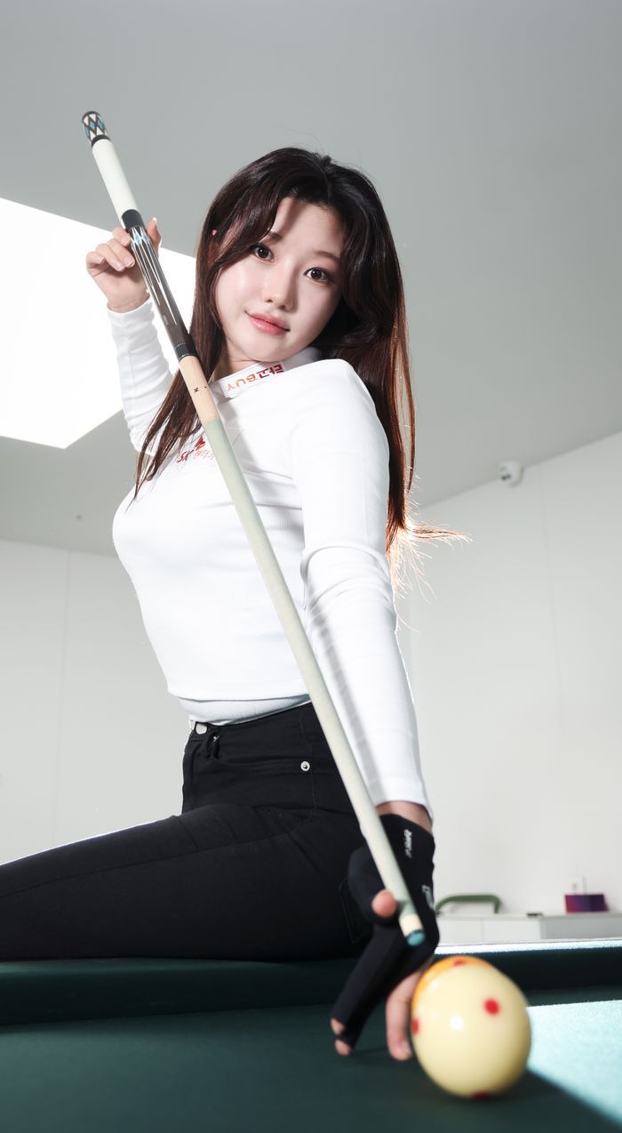 프로당구 조예은이 최근 경기도 화성시 강차 당구연구소 아카데미에서 진행된 데일리안과의 인터뷰에 앞서 포즈를 취하고 있다. ⓒ데일리안 방규현 기자