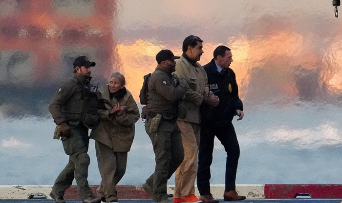 니콜라스 마두로 베네수엘라 대통령과 그의 배우자 실리아 플로레스가 5일(현지시간) 미국 뉴욕에서 연행되고 있다. ⓒ로이터/연합뉴스