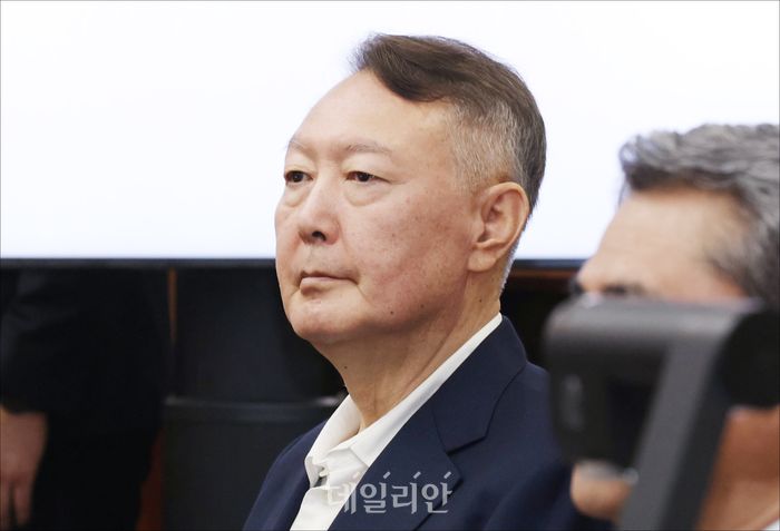 윤석열 전 대통령이 지난해 9월 26일 오전 서울 서초구 서울중앙지방법원에서 열린 특수공무집행방해 및 직권남용, 권리행사방해 등 혐의 사건 첫 공판에 출석하고 있다. 윤 전 대통령의 모습이 형사 법정에서 공개된 것은 지난 4월 내란 사건 재판 이후 약 5개월 만이다. ⓒ사진공동취재단