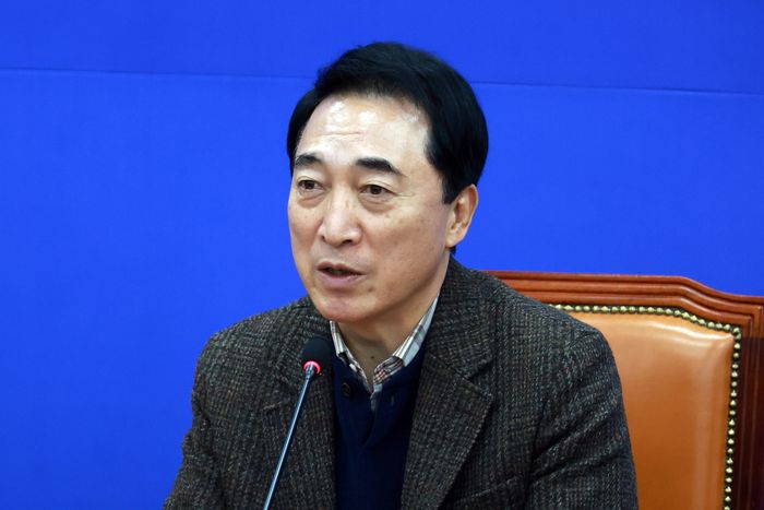 박수현 더불어민주당 수석대변인이 18일 국회에서 현안 기자간담회를 하고 있다. ⓒ뉴시스