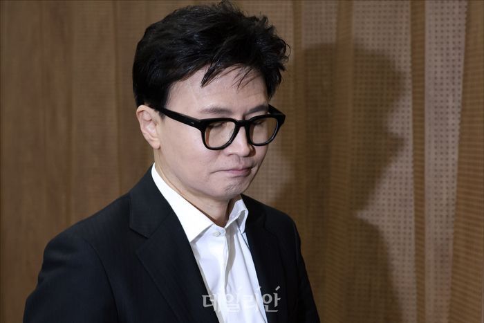 한동훈 국민의힘 전 대표가 지난 14일 오후 국회 소통관 기자회견장에서 국민의힘 중앙당 윤리위원회의 제명 처분과 관련해 입장을 밝히기 위해 기자회견장으로 들어서고 있다. ⓒ데일리안 홍금표 기자