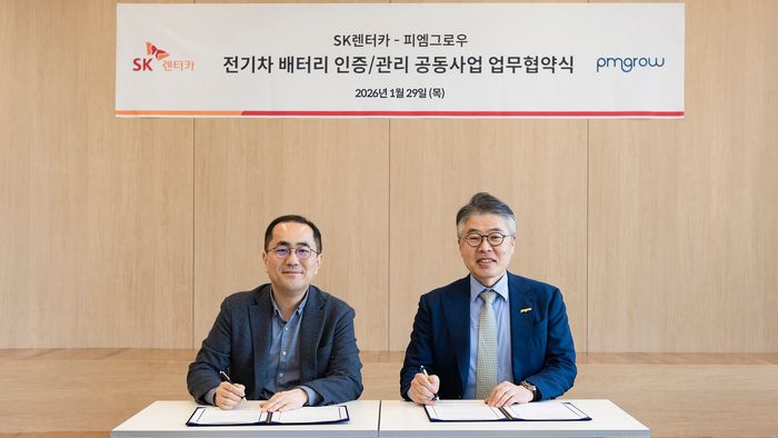29일 서울 중구SK렌터카 본사에서 (왼쪽부터) SK렌터카 이정환 대표이사, 피엠그로우 박재홍 대표이사가 데이터 기반 전기차 배터리 서비스 업무 협약을 체결하고 기념 촬영을 하고 있다.ⓒSK렌터카