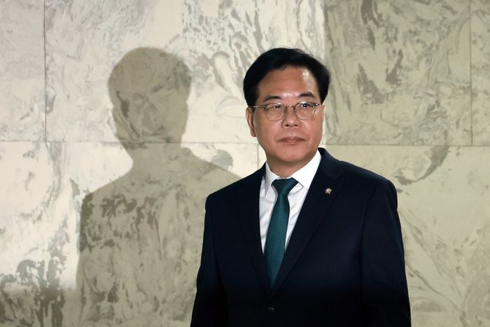 송언석 국민의힘 원내대표가 6일 국회에서 열린 원내대책회의에 들어서 있다. ⓒ뉴시스