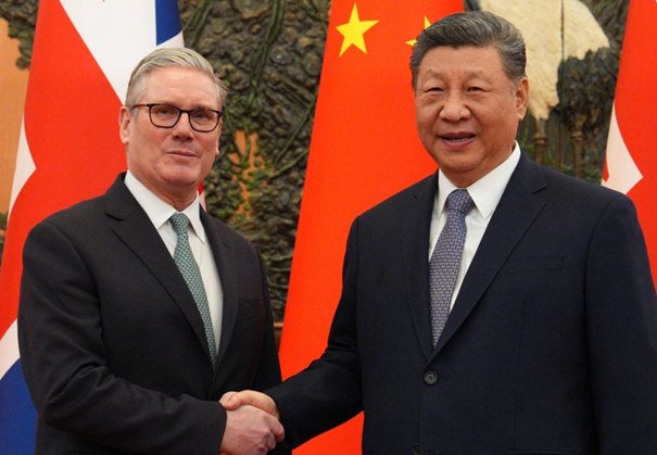 키어 스타머(왼쪽) 영국 총리와 시진핑 중국 국가주석이 29일 중국 베이징에서 악수하고 있다. ⓒAFP/연합뉴스