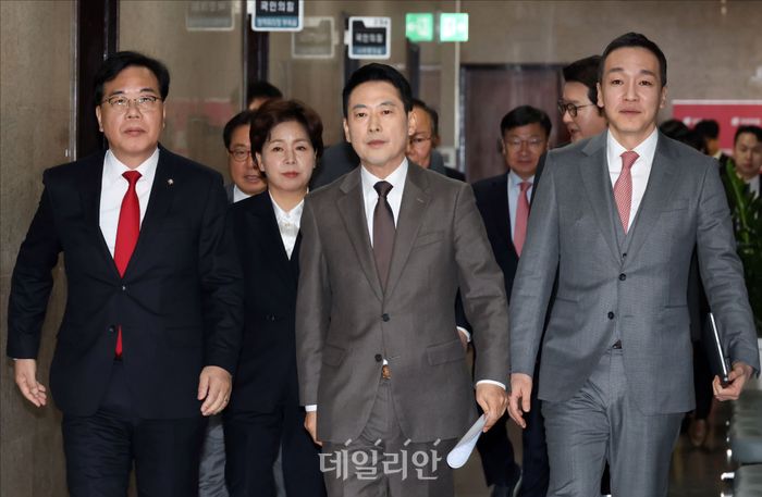 국민의힘 장동혁 대표, 송언석 원내대표와 최고위원들이 29일 오전 국회에서 열린 국민의힘 최고위원회의에 참석하고 있다. ⓒ데일리안 홍금표 기자