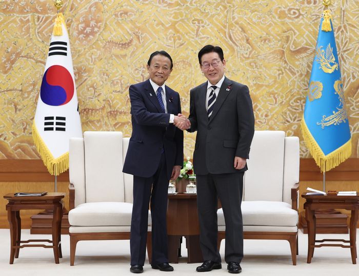 이재명 대통령이 16일 청와대 본관에서 아소 다로 전 일본 총리를 접견하기에 앞서 악수하고 있다. (청와대통신사진기자단) ⓒ뉴시스