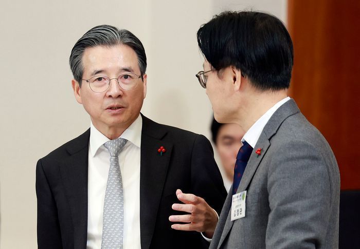 김용범 정책실장과 김정관 산업통상부 장관이 9일 청와대에서 열린 이재명 대통령 주재 경제성장전략 국민보고회에서 대화하고 있다. ⓒ뉴시스