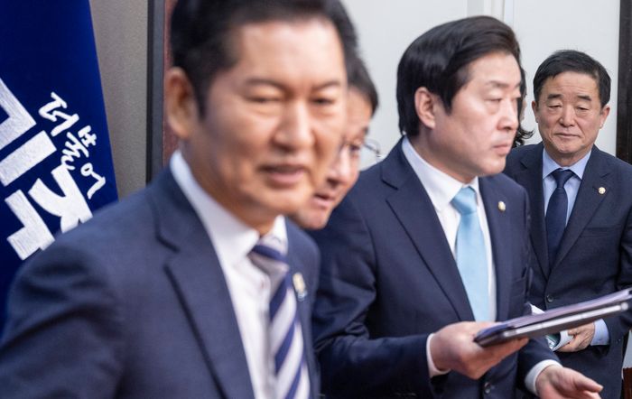 더불어민주당 강득구 최고위원(오른쪽)이 지난 19일 국회에서 열린 최고위원회의 입장하고 있다. ⓒ연합뉴스