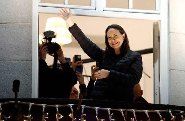 노르웨이 오슬로 그랜드호텔 발코니에서 마리아 코리나 마차도가 11일(현지시간) 지지자들을 향해 손을 흔들고 있다. ⓒAFP/연합뉴스