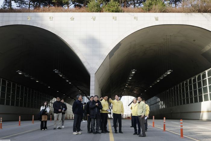 정명근 화성시장이 동탄 생태터널 현장을 점검하고 있는 모습. ⓒ화성시 제공