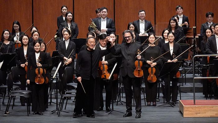 정명훈 지휘자와 바이올리니스트 레오니다스 카바코스KBS교향악단이 15일 화성예술의전당 동탄아트홀에서 개관 기념 공연을 선보였다. ⓒ화성시 제공