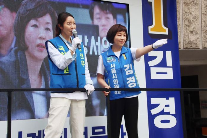 2022년 지방선거 당시 김경(오른쪽) 서울시의원 후보의 유세차에 올라 탄 강선우 의원의 모습.ⓒ강선우 의원 블로그