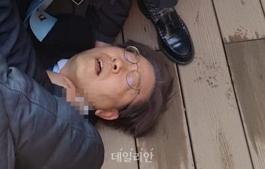 이재명 당시 더불어민주당 대표가 지난 2024년 1월 2일 부산 가덕도 신공항 부지 현장 방문 중 지지자로 위장한 괴한으로부터 목 부위를 피습 당했다. ⓒ데일리안 김찬주 기자