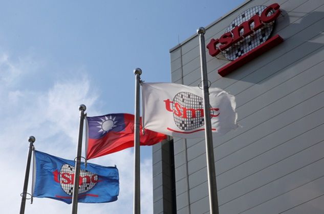 대만 남부 신주시 TSMC 본사 앞에서 대만 국기인 청천백일기가 이 회사 사기와 함께 펄럭이고 있다. ⓒ 로이터/연합뉴스
