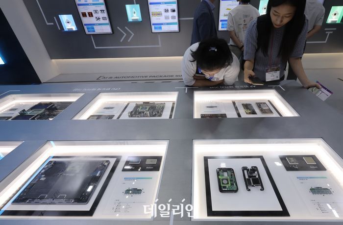 제22회 국제 첨단 반도체 기판 및 패키징 산업전을 찾은 관람객들이 삼성전기 부스에서 반도체 패키지 기판을 살펴보고 있다.ⓒ뉴시스