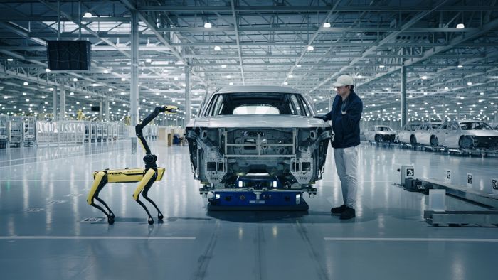 HMGMA 차체 공장에서 보스턴 다이내믹스의 4족 보행 로봇 ‘스팟(Spot)’이 차체를 검사하는 모습ⓒ현대차그룹