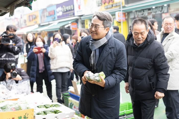 김동연 경기도지사가 15일 오후 경기도 지원으로 폭설 피해 복구 작업이 진행 중인 의왕 도깨비시장을 방문해 상인들과 이야기를 나누고 있다.ⓒ