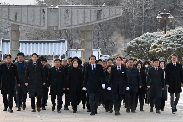 조국 조국혁신당 대표가 지난 1월 광주광역시 북구 국립5·18민주묘지를 찾아 참배를 하기 위해 추모탑으로 이동하고 있다. ⓒ뉴시스