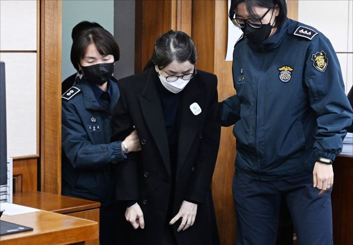 윤석열 전 대통령의 배우자 김건희 씨가 3일 오전 서울 서초구 서울중앙지방법원에서 열린 자본시장법 위반 혐의 결심 공판에 출석하고 있다. ⓒ사진공동취재단