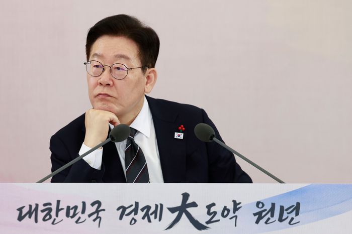 이재명 대통령이 9일 청와대에서 열린 경제성장전략 국민보고회에서 참석자 발언을 듣고 있다. ⓒ뉴시스
