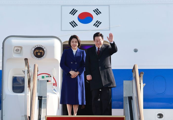 국빈 자격으로 중국을 방문하는 이재명 대통령과 김혜경 여사가 4일 경기 성남 서울공항에서 공군 1호기에 올라 인사하고 있다. ⓒ뉴시스