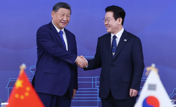 이재명 대통령과 시진핑 중국 국가주석이 지난 5일 베이징 인민대회당에서 열린 한중 MOU 체결식에서 악수하고 있다. ⓒ 연합뉴스