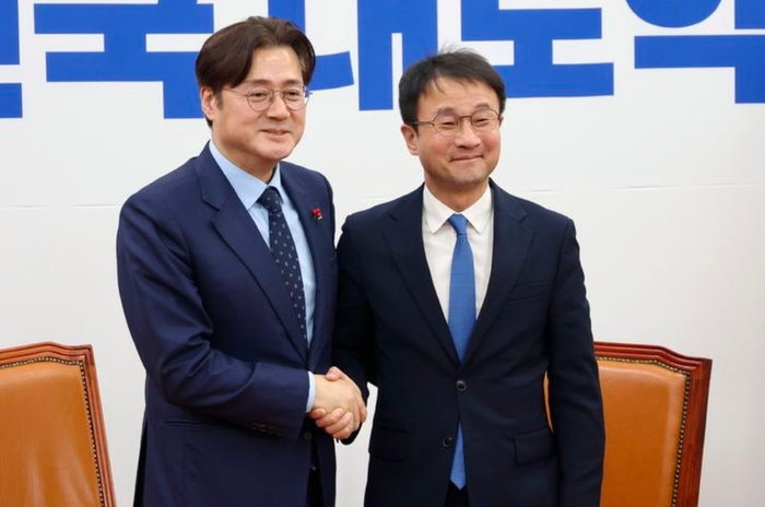 한병도 더불어민주당 원내대표가 21일 오후 국회에서 홍익표 청와대 정무수석을 접견하며 악수를 하고 있다. ⓒ뉴시스