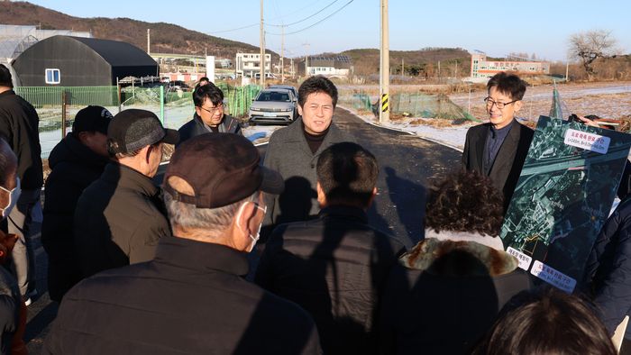 김정헌(가운데) 인천 중구청장이 최근 운북동 벌판마을 일대를 방문, 주민들과 대화를 나누고 있다.ⓒ인천 중구 제공