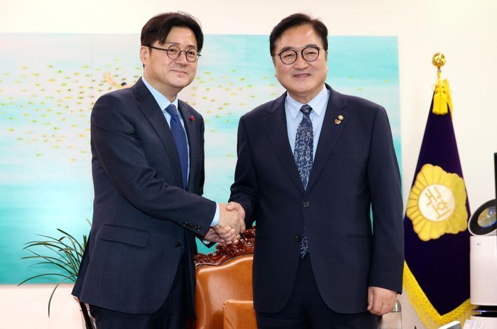 우원식 국회의장이 26일 오후 국회에서 홍익표 청와대 정무수석을 접견하며 악수를 하고 있다. ⓒ뉴시스