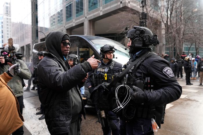 미니애폴리스 경찰관들이 지난 17일 미네소타주 미니애폴리스에서 시위대가 모여 있는 교차로를 통제하고 있다.ⓒ뉴시스/AP