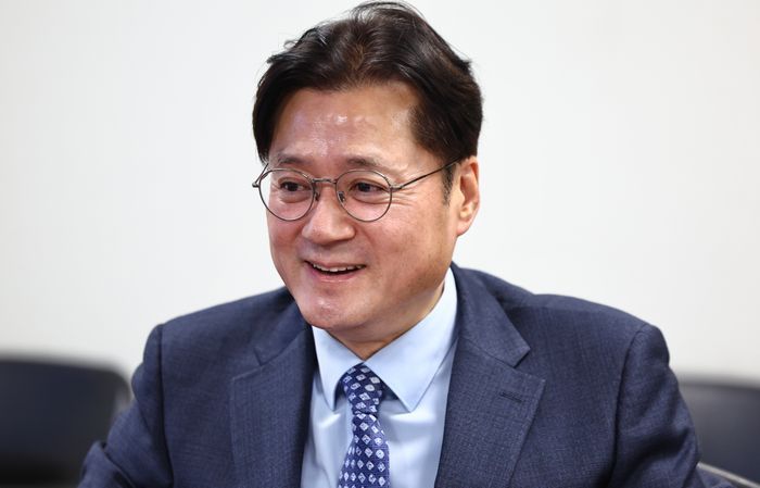 홍익표 전 더불어민주당 원내대표가 2025년 12월 18일 오전 서울 여의도 국회 의원회관에서 열린 교통 체계 대전환을 통한 강남·북 균형 발전 전략 토론회에서 미소짓고 있다. ⓒ뉴시스