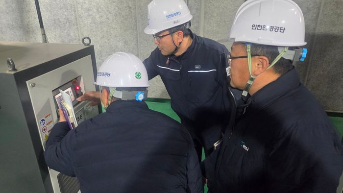 인천환경공단 ‘알파 팀’이 최근 송산 공공하수처리시설에서 순간 정전이 발생자 즉시 가동되고 있다. ⓒ 인천환경공단 제공