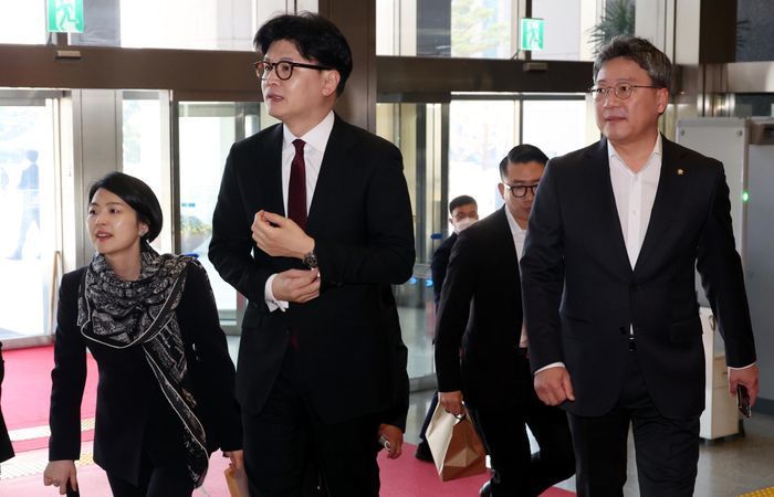 한동훈 국민의힘 전 대표(가운데)가 지난해 4월 10일 오후 서울 여의도 국회를 한지아, 박정하(오른쪽) 의원 등과 함께 들어서고 있다. ⓒ뉴시스