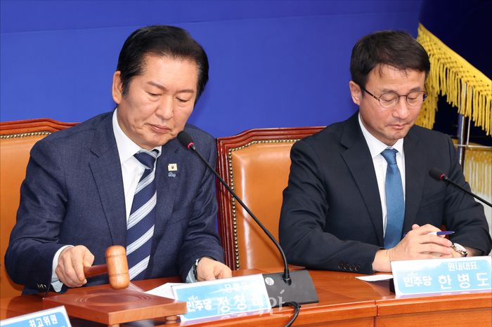 더불어민주당 정청래 대표와 한병도 원내대표가 16일 오전 국회에서 열린 최고위원회의에 참석하고 있다. ⓒ데일리안 홍금표 기자