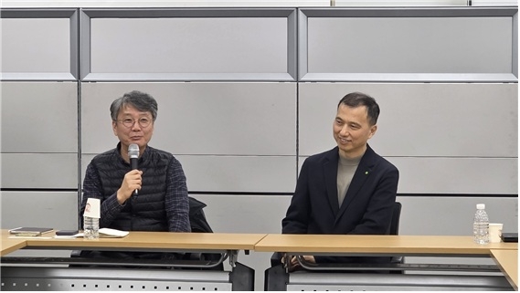 이병희 위원장(왼쪽)과 유한일 부위원장