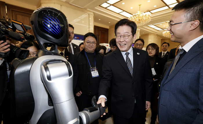 이재명 대통령이 7일 중국 상하이 국제회의중심에서 열린 한·중 벤처스타트업 서밋에서 중국 업체가 만든 휴머노이드 로봇과 인사하고 있다.