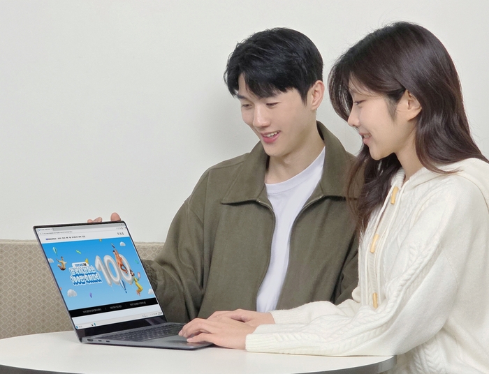 삼성전자 공식 교육 할인몰 '갤럭시 캠퍼스'에서 진행하는 '갤럭시 캠퍼스 100만 축하파티' 이벤트에 참여하는 모습