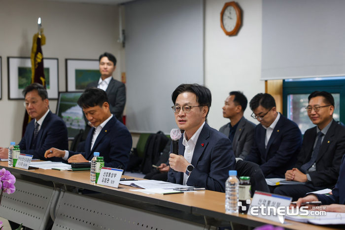 김정관 산업통상부 장관이 22일 전북 완주문화산단 정석케미칼 회의실에서 '완주 문화산단 입주기업 간담회'를 주재하고 있다. 산업부 제공