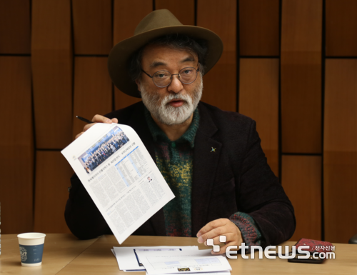 제2회 대한민국 인공지능 혁신대상 위원회 출범식이 28일 서울 전자신문 본사에서 열렸다. 안종배 국제미래학회장이 발언하고 있다.