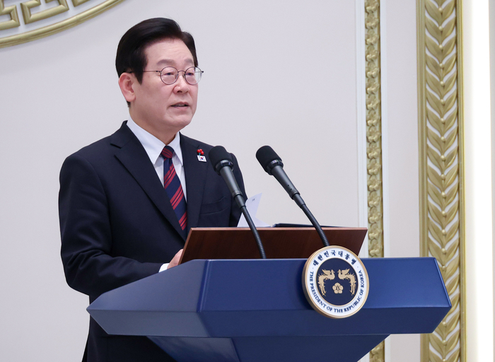 이재명 대통령, 신년 인사말     (서울=연합뉴스) 한상균 기자 = 이재명 대통령이 2일 청와대 영빈관에서 열린 신년 인사회에서 인사말을 하고 있다. 2026.1.2     xyz@yna.co.kr (끝)