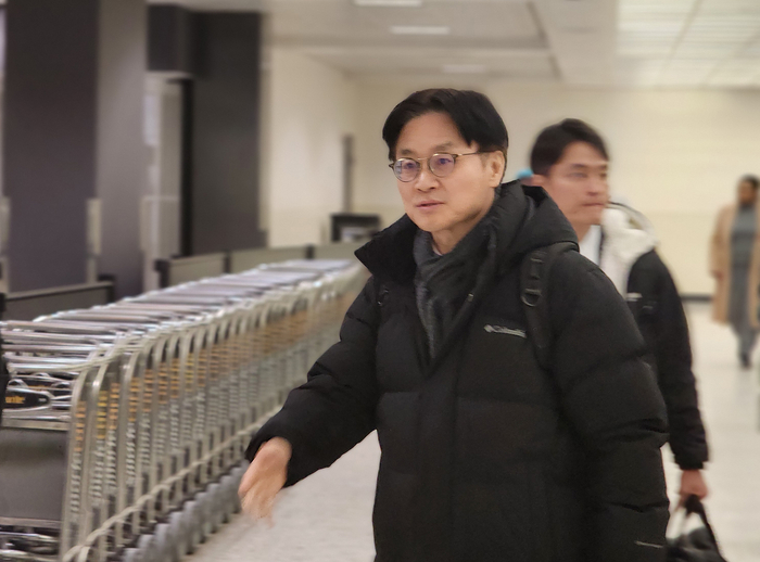 김정관 산업통상부 장관이 28일(현지시간) 밤 '트럼프 관세' 대응을 위해 워싱턴DC 인근 덜레스국제공항을 통해 미국을 방문하고 있다.  연합뉴스