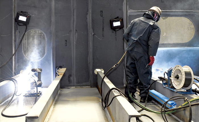 로봇의 용접 작업을 바라보고 있는 오퍼레이터. HD현대