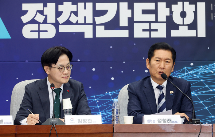 더불어민주당 정청래 대표(오른쪽)가 20일 국회 제3회의장에서 열린 AX 발전을 위한 정책간담회에서 인사말을 하고 있다. 왼쪽은 김정관 산업통상부 장관. 연합뉴스