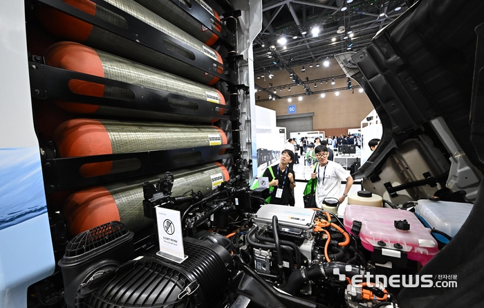 글로벌 수소산업의 최신 기술과 트렌드를 만날 수 있는 국내 최대 규모의 수소산업 전문 전시회 H2 MEET 2024가 25일 경기 고양시 킨텍스에서 열렸다. 참관객이 현대차그룹의 엑시언트 수소전기트럭을 살펴보고 있다.  이동근기자 foto@etnews.com